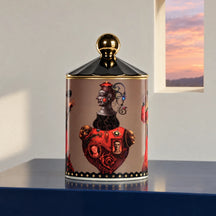 Candela Medio Oriente tortora con coperchio dorato e busto decorato, su una mensola blu notte.