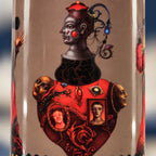 Dettaglio del busto rosso e del volto di profilo stampati sulla porcellana tortora della candela Medio Oriente.