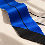 Dettaglio della tessitura della seta del Twilly, con le facce blu e bianca e la sottile linea nera.