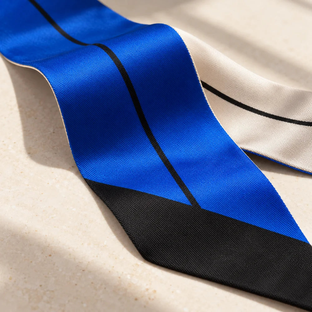 Dettaglio della tessitura della seta del Twilly, con le facce blu e bianca e la sottile linea nera.