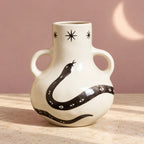 Vaso Incantesimo avorio con serpente nero, tre stelle sul collo e due manici ad anello.
