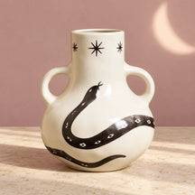 Vaso Incantesimo avorio con serpente nero, tre stelle sul collo e due manici ad anello.