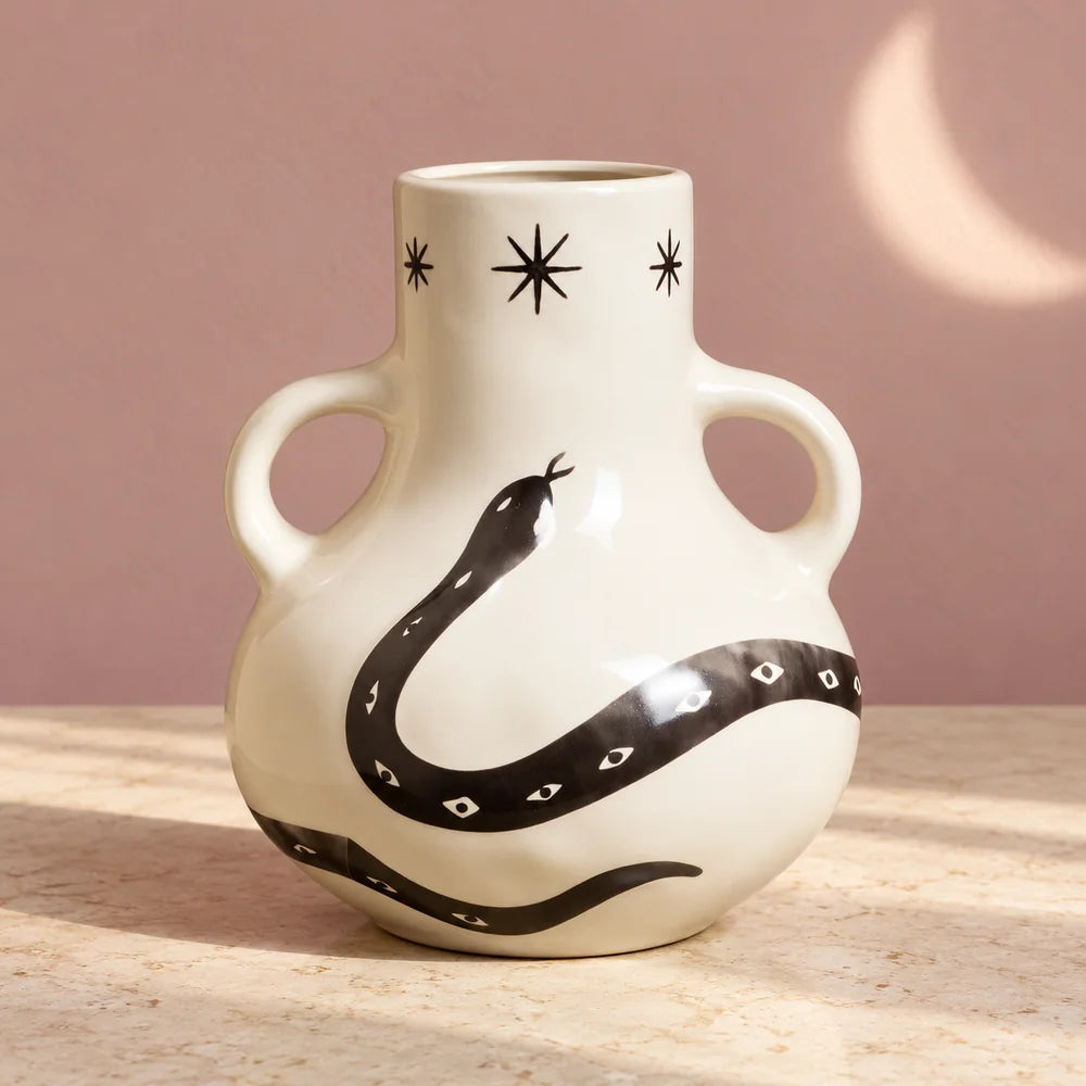 Vaso Incantesimo avorio con serpente nero, tre stelle sul collo e due manici ad anello.