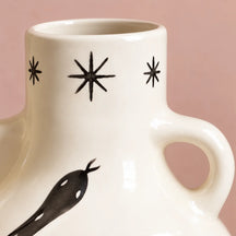 Collo aperto con tre stelle nere e manico ad anello in ceramica del vaso Incantesimo.