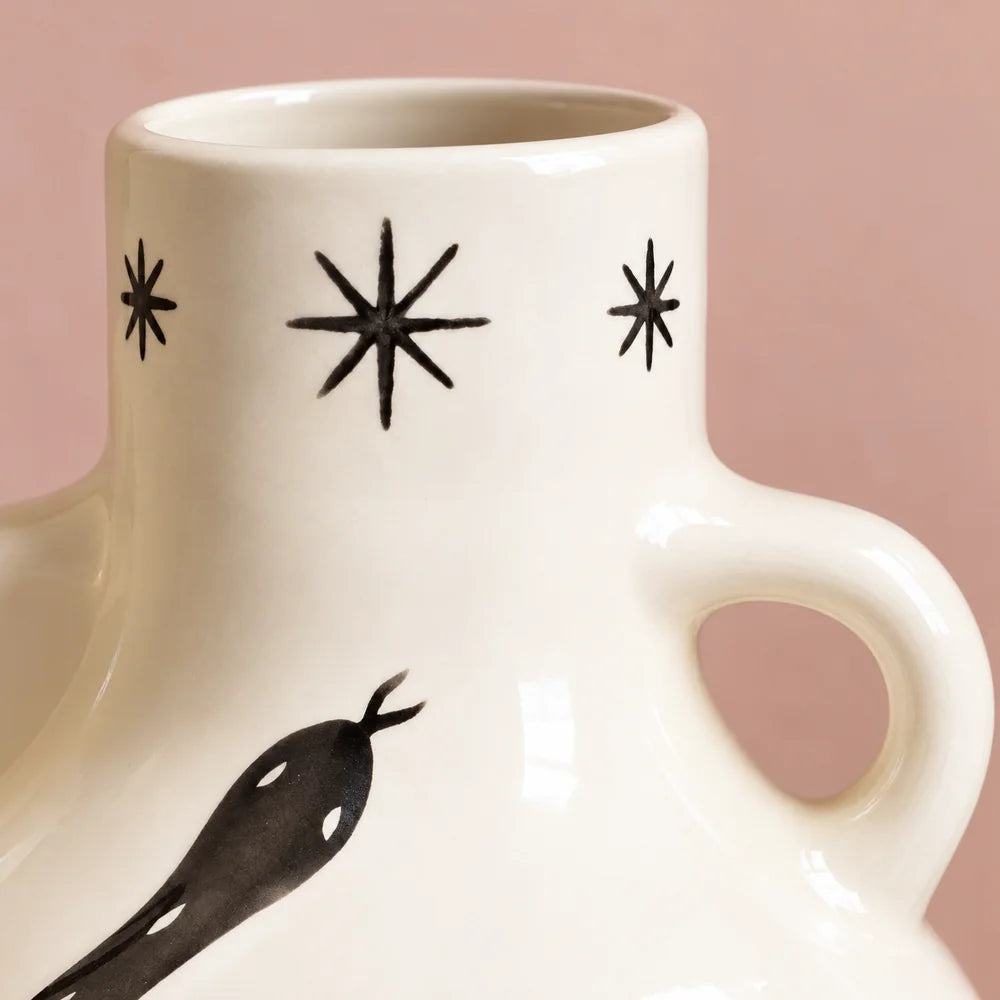 Collo aperto con tre stelle nere e manico ad anello in ceramica del vaso Incantesimo.