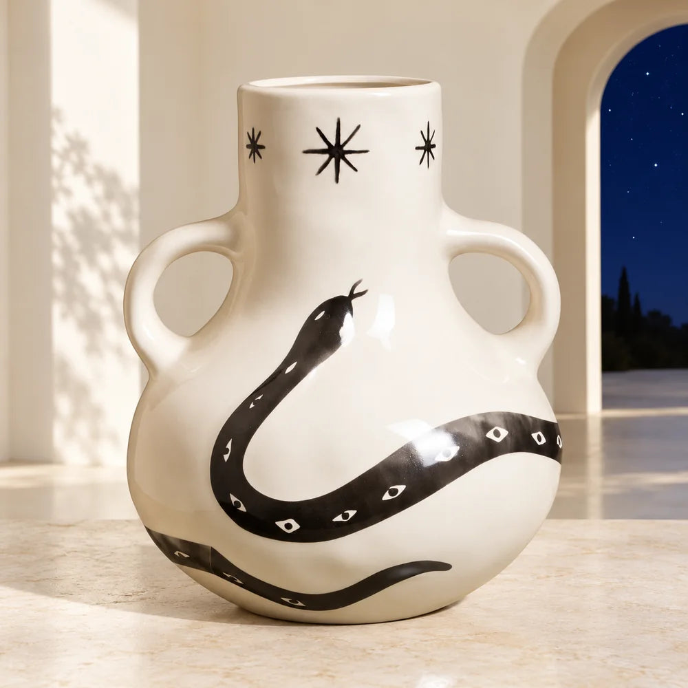 Vaso Incantesimo in una stanza chiara, davanti a un arco che apre su un cielo notturno.
