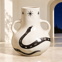 Vaso Incantesimo in una stanza chiara, davanti a un arco che apre su un cielo notturno.