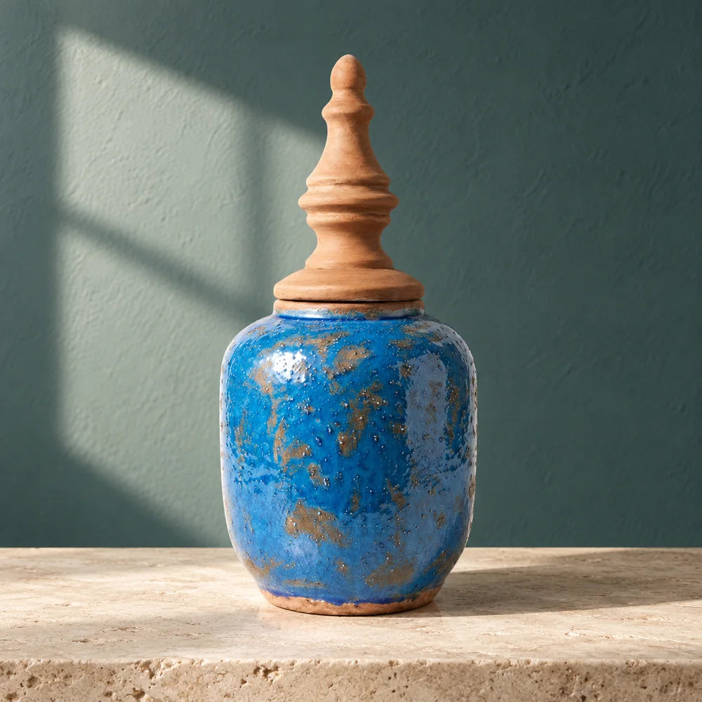 Jerico medio, vaso blu in terracotta con coperchio a pinnacolo naturale, su un piano avorio.