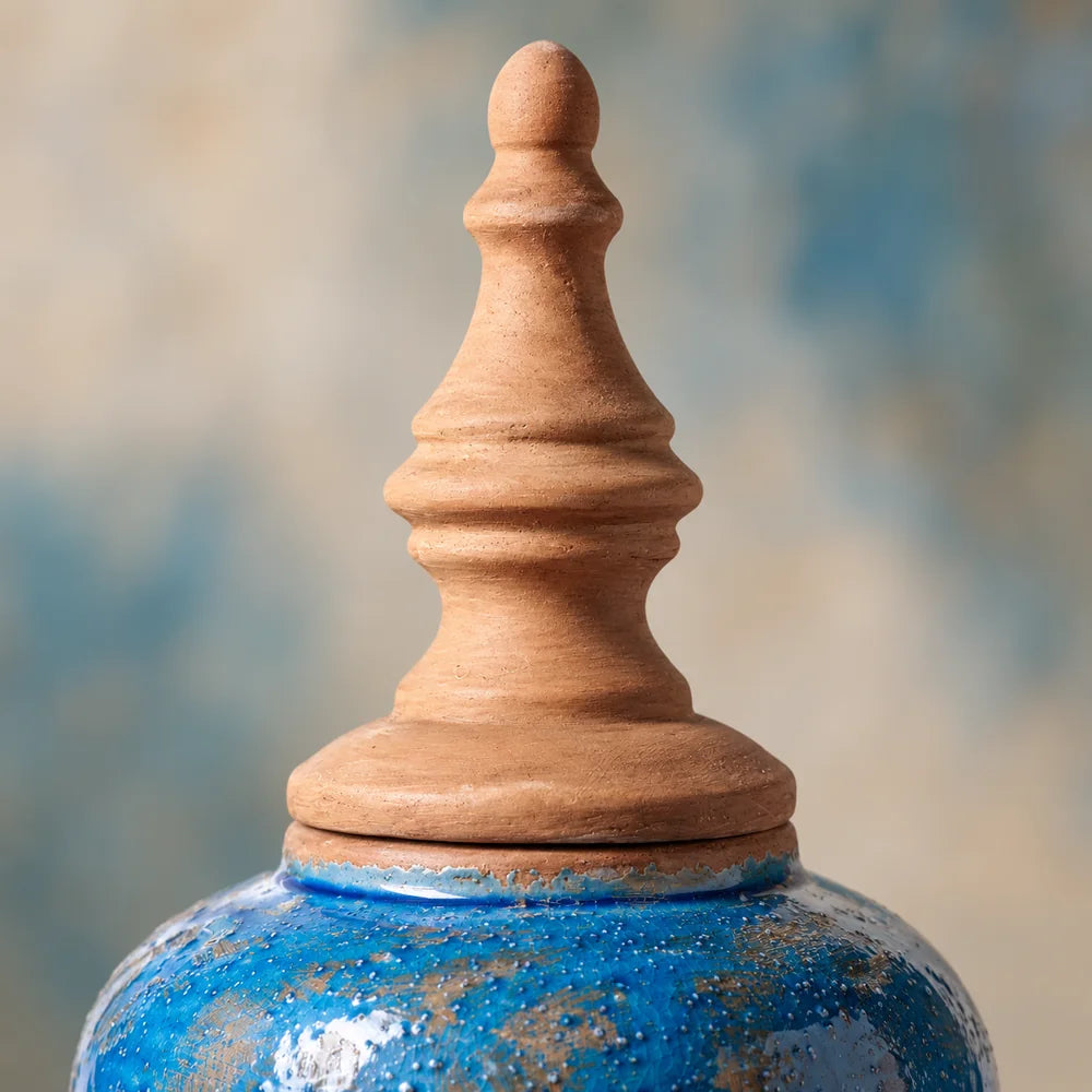 Dettaglio del coperchio a pinnacolo in terracotta naturale e del bordo blu di Jerico medio.