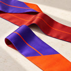 Dettaglio della seta double face viola e bordeaux e della sottile linea arancio del Twilly.
