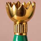 Dettaglio della coppa dorata a tulipano e del collare rigato del candelabro Retro.