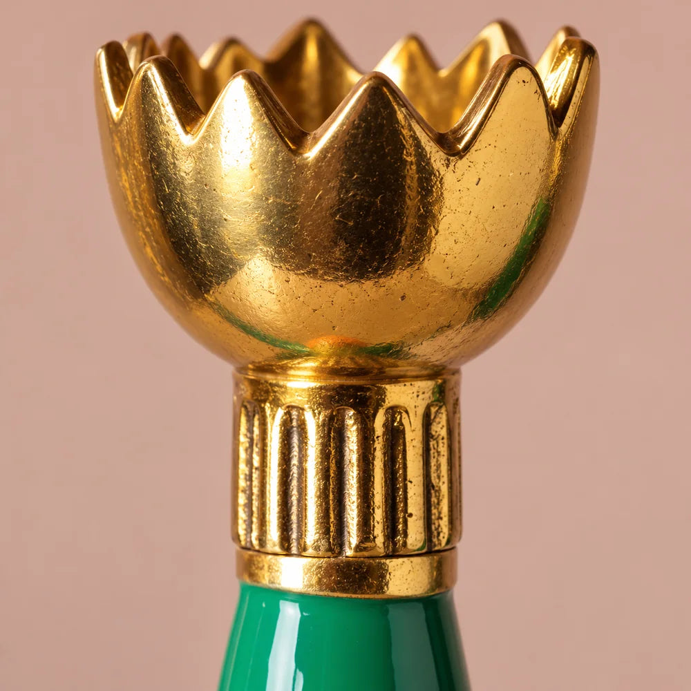 Dettaglio della coppa dorata a tulipano e del collare rigato del candelabro Retro.