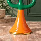 Dettaglio del piede arancione svasato e del bordo dorato del candelabro Retro.