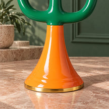 Dettaglio del piede arancione svasato e del bordo dorato del candelabro Retro.
