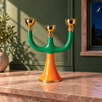 Candelabro Retro su una console rosa, in una stanza diurna con una finestra aperta su un cielo notturno.