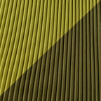 Dettaglio del plissé verde oliva e della fascia diagonale più chiara.