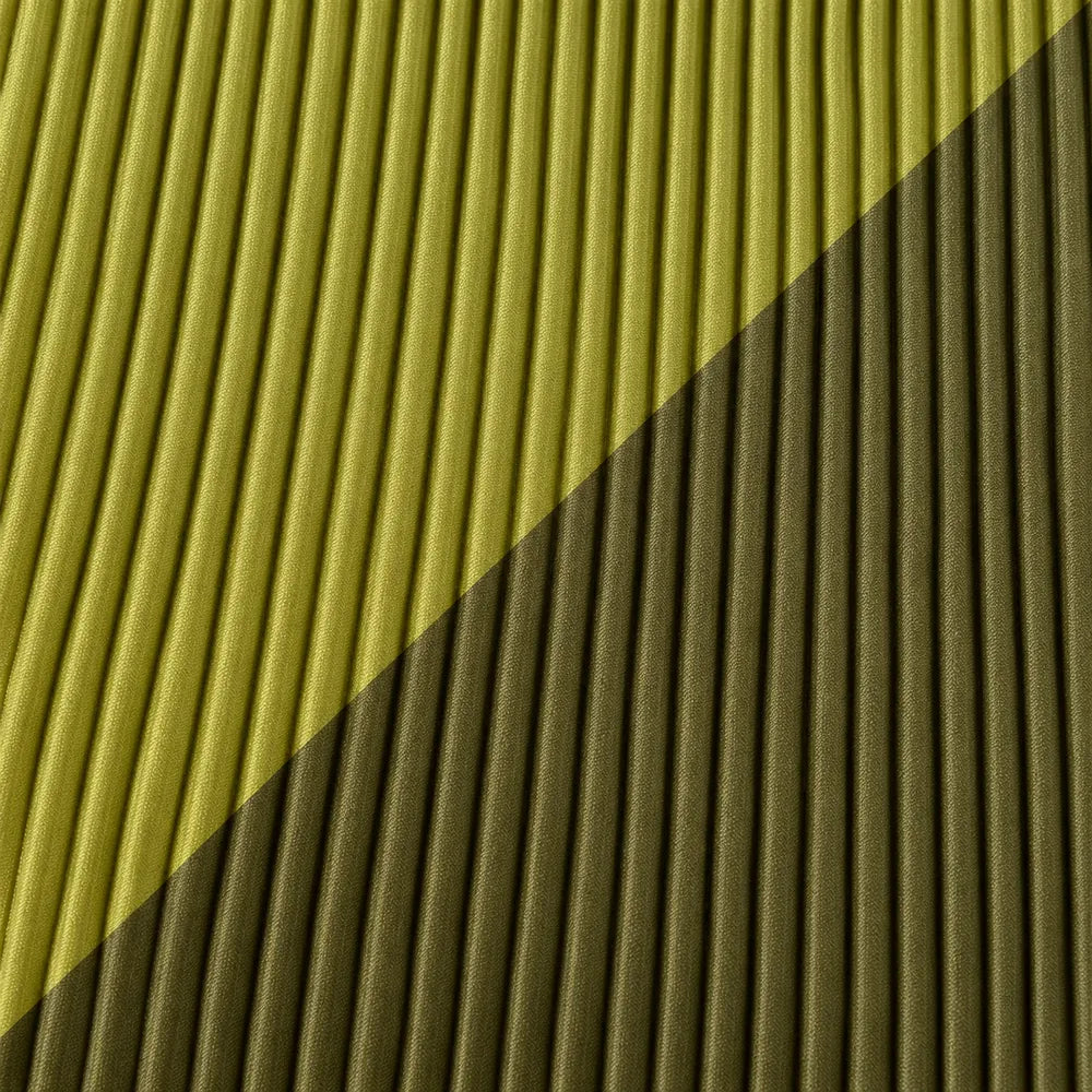 Dettaglio del plissé verde oliva e della fascia diagonale più chiara.