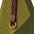 Dettaglio della coda del manico in pelle con l’anello moschettone dorato.