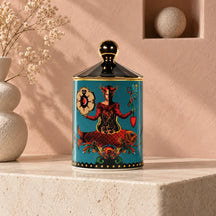 Candela Nord America Blu con coperchio dorato e decorazione della figura sul pesce, su una console avorio.