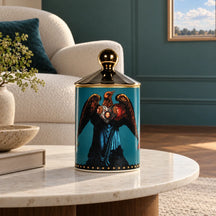 Candela Nord America Blu con il lato decorato dall’aquila, su un tavolino in un salotto avorio e verde petrolio.