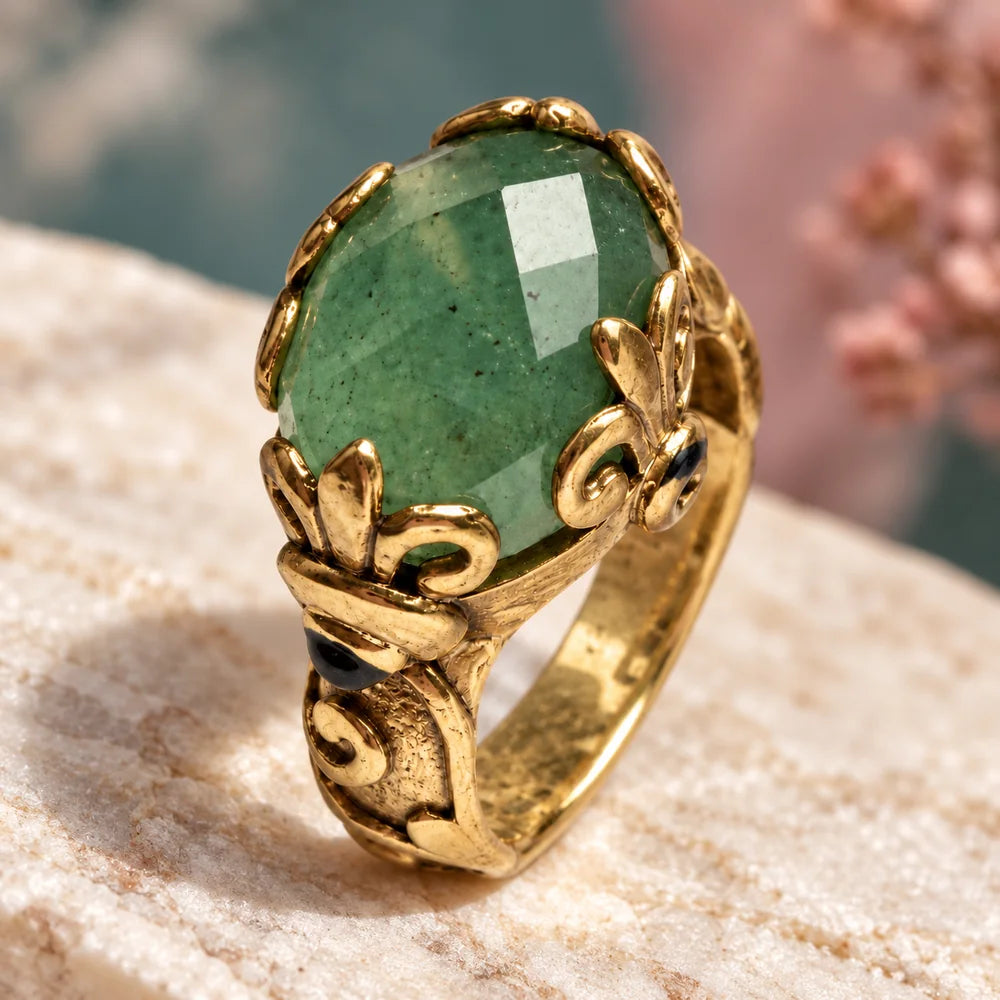 Dettaglio della pietra verde sfaccettata e delle griffe decorate di Vendôme.