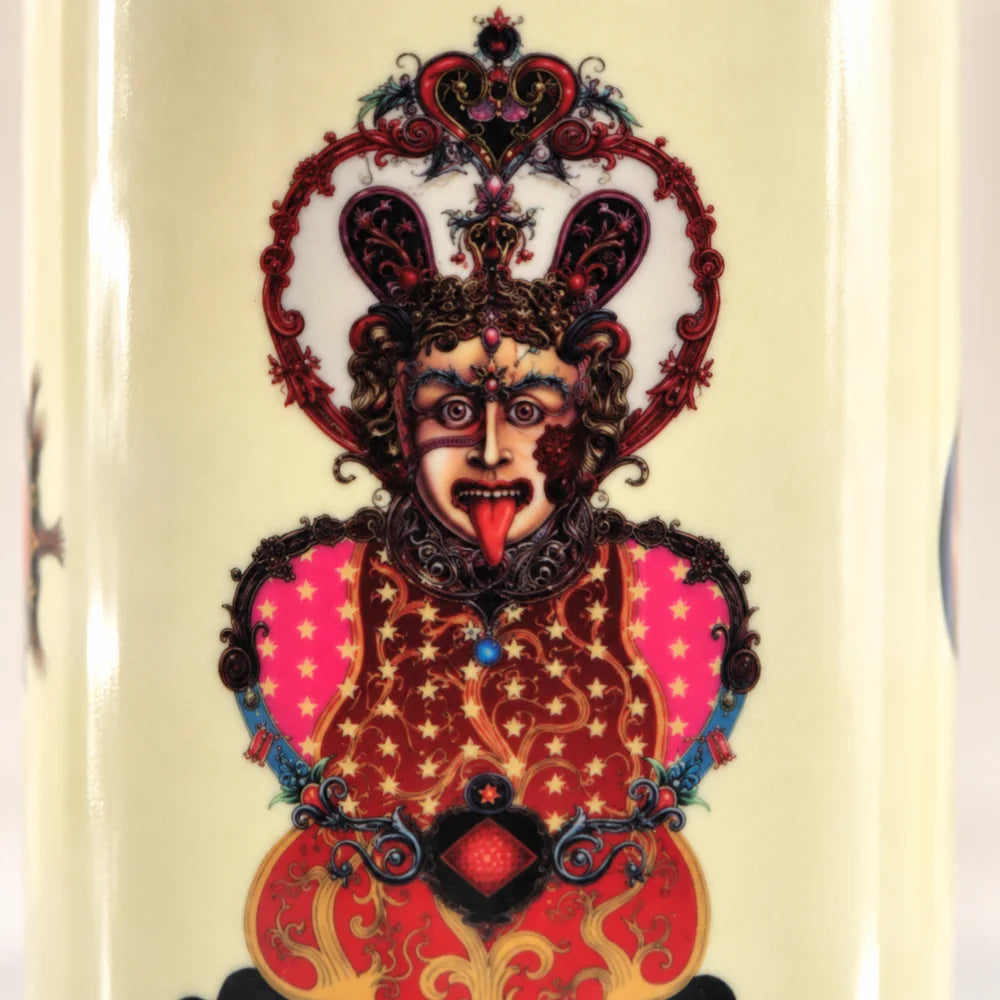 Dettaglio della decorazione originale sul fondo avorio: volto, corona e costume rosso stellato della candela Estremo Oriente.