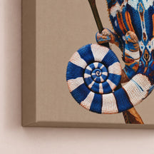 Dettaglio della coda a spirale stampata e del bordo inferiore senza cornice della tela Camaleonte.