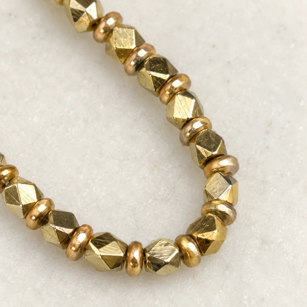 Perline geometriche sfaccettate e rondelle dorate del filo della collana Bisanzio.
