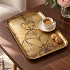 Vassoio Victor con una tazza di caffè su piattino e biscotti secchi di ambientazione.