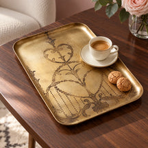 Vassoio Victor con una tazza di caffè su piattino e biscotti secchi di ambientazione.