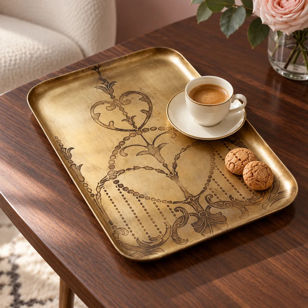 Vassoio Victor con una tazza di caffè su piattino e biscotti secchi di ambientazione.