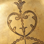 Dettaglio delle volute e dei motivi araldici piatti del vassoio Victor.
