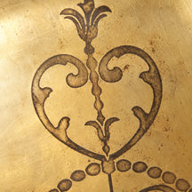 Dettaglio delle volute e dei motivi araldici piatti del vassoio Victor.