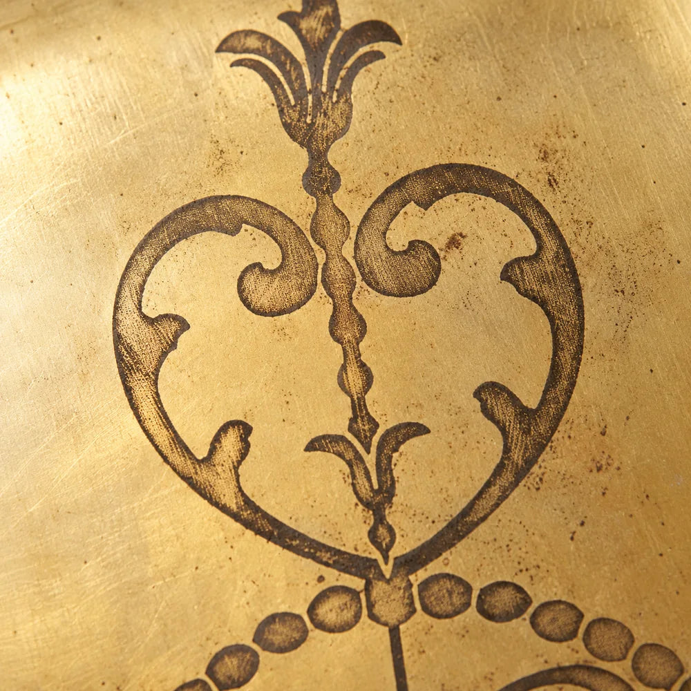 Dettaglio delle volute e dei motivi araldici piatti del vassoio Victor.