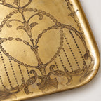 Dettaglio del bordo basso arrotondato e della decorazione puntinata del vassoio Victor.