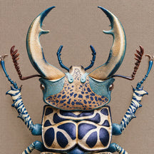 Dettaglio delle mandibole avorio e petrolio e del torace maculato stampati sulla tela Cervo volante.