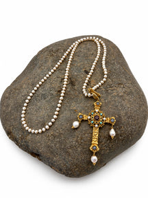 Collana Castel con croce e perle